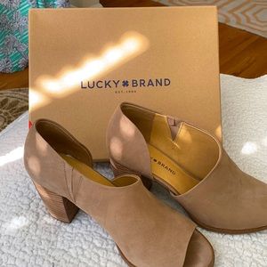 Peep toes! Natural brown